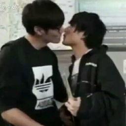 男生和男生接吻视频,揭秘男生间禁忌之吻