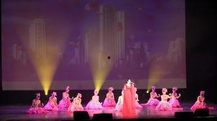 春天的故事扇子舞视频,扇子舞演绎春天的故事